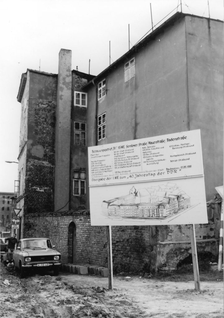 Ein Baustellenschild steht vor einem Hinterhaus in der Altstadt von Stralsund