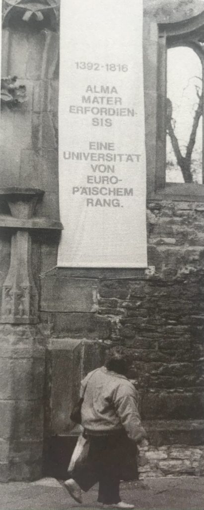 Ein Banner mit der Aufschrift: 1392-1816. Alma Mater Erfordiensis. Eine Universität von europäischem Rang.