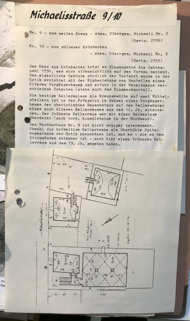 Ein Text und eine Zeichnung zum Kelleraufmaß in der Michaelisstraße 9/10. Der Text beschreibt den Fund und die Historie des Gebäudes.