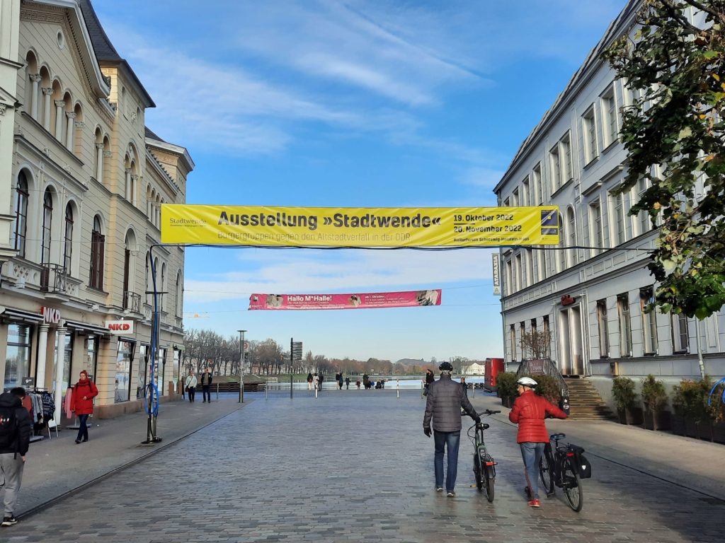 Ausstellungswerbung in der Mecklenburgstraße, Schwerin 